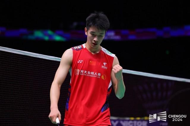 显得格外坚 显得格外坚